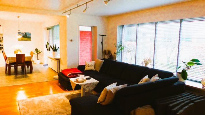 Wohnzimmer mit Zugang zum Balkon