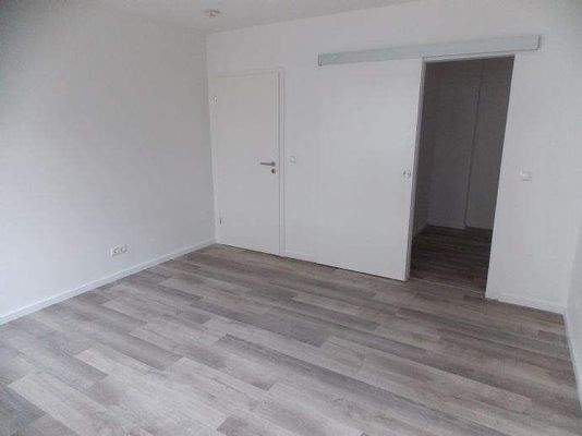 Blick zum begehbaren Kleiderschrank