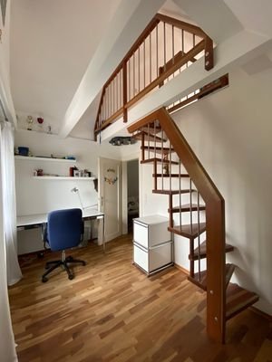 Kinder- Büro mit Aufgang zum Dachboden (Galerie)