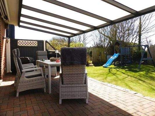 Blick von der Terrasse in den Garten