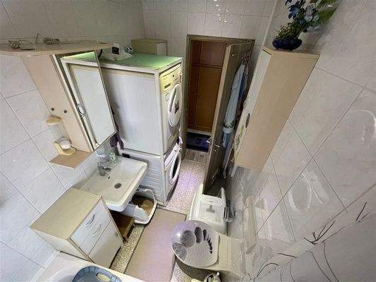 unten: Bad (Weitwinkelaufnahme)