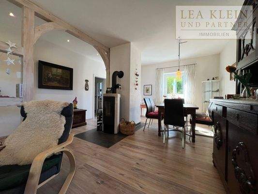 Esszimmer mit Kaminofen 