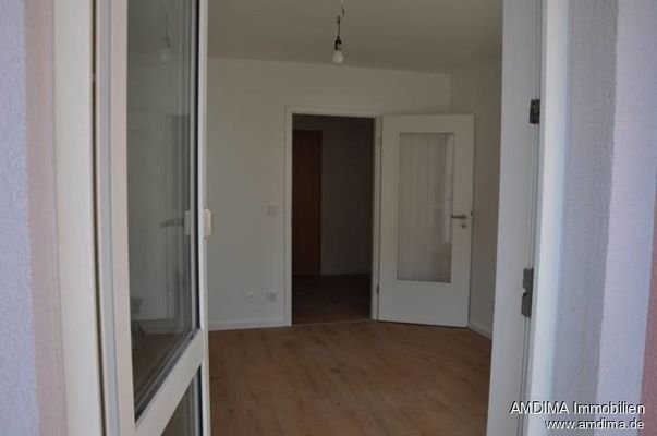 Blick vom Balkon ins Zimmer