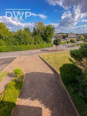Einfahrt und Ausblick vom Balkon