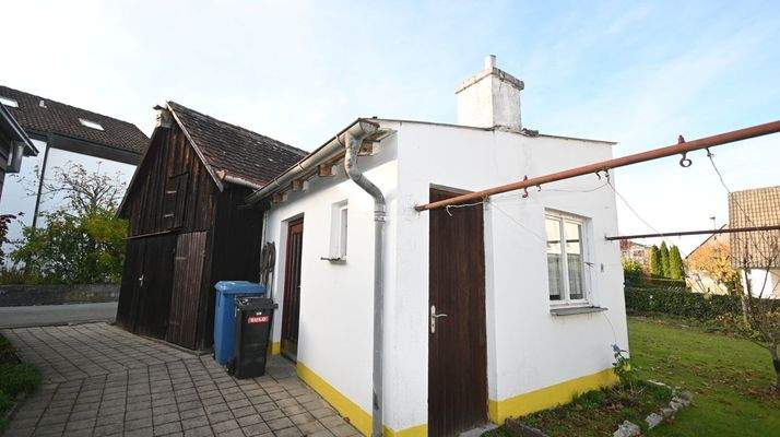 Holzlege und praktischer Schuppen