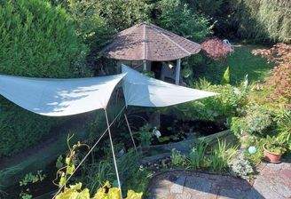 Gartenanlage mit Gartenteich und Pavillon