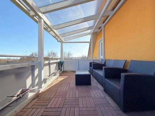 OG Balkon: Großzügiger Außenbereich bietet Raum für Lounge und ruhige Sonnenstunden