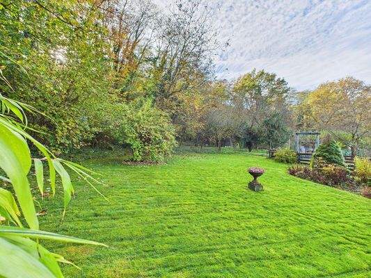 Villa mit Parkgrundstück und Pool in Beaumarais