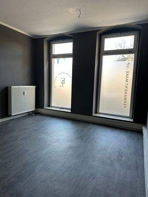 Leeres Zimmer mit Fenstern