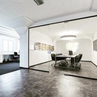Modernes Büro mit Besprechungsraum