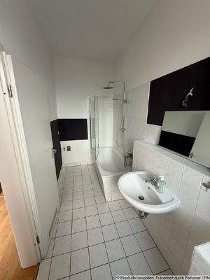 Tageslichtbad mit Wanne