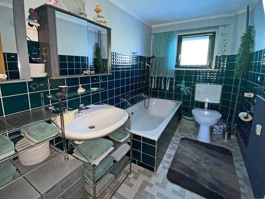 Gepflegtes Wannenbad mit Tageslicht