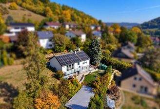 seitliche Ansicht mit Carport