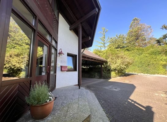 Großer Eigangsbereich mit angrenzendem Carport 