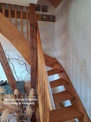 9 Wohnzimmer Treppe ins DG.jpg