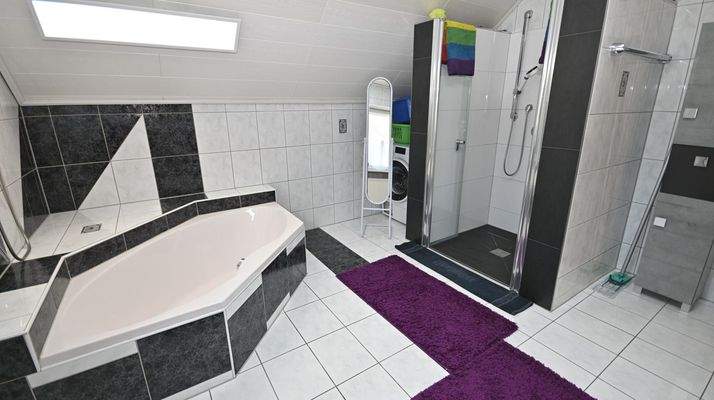 ... Dusche und Badewanne