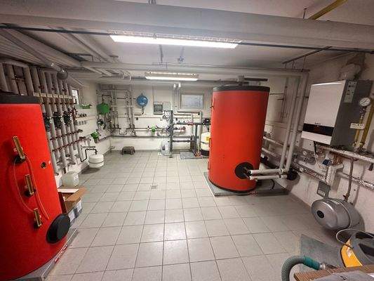 Technikraum mit Heizkesseln