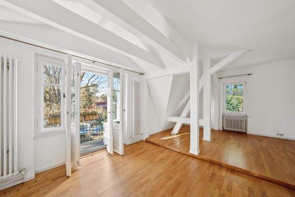 Helles Zimmer mit französischen Balkon - ideal als Schlafzimmer, Atelier oder Rückzugsort.