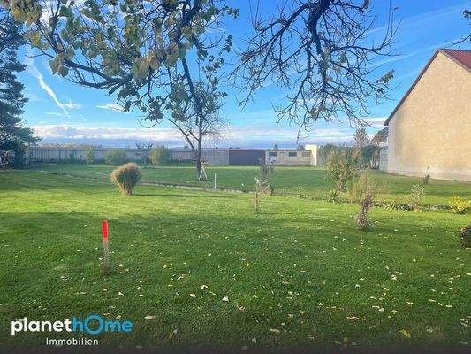 teils lichtdurchflutet sonnig