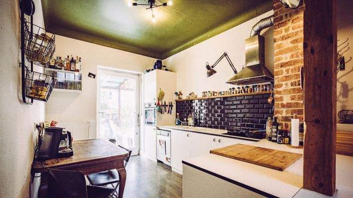 Küche mit Türe in den Garten