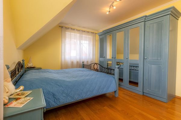 Schlafzimmer (DG)