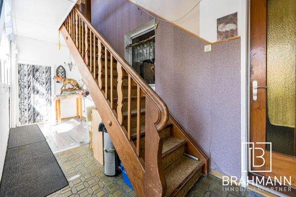 Flur mit Treppe ins 1.OG