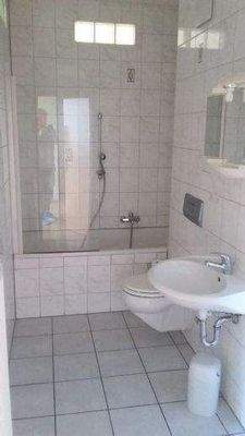 Badezimmer mit Badewanne (ohne Fenster) 