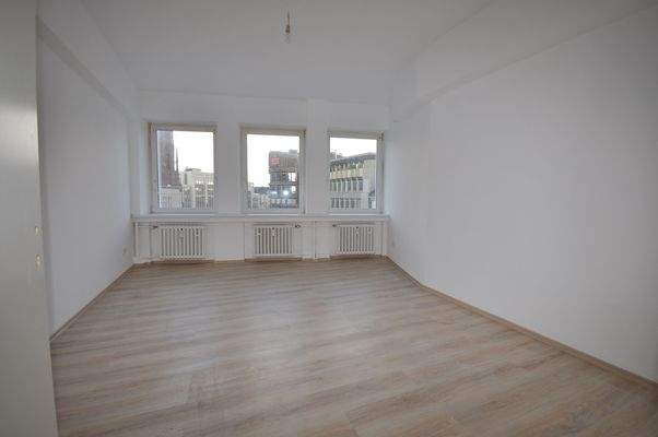 Helles Zimmer mit Großfenstern