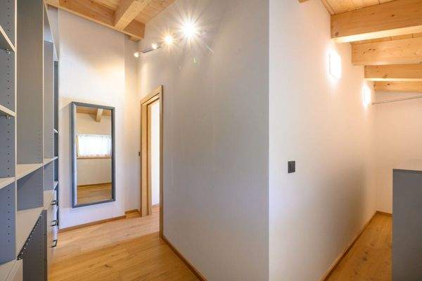 Begehbarerkleiderschrank mit Einbauregalen