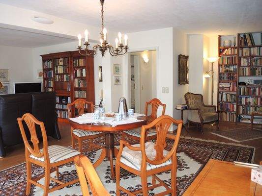 Wohnzimmer mit integriertem Essbereich