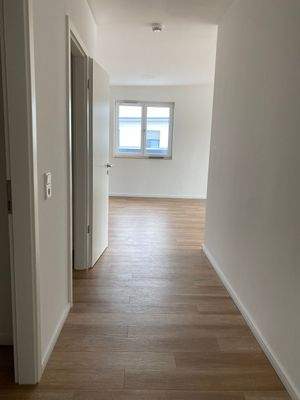 Heller Flur mit Holzboden