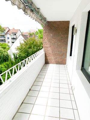 Großzügiger Sonnenbalkon zur Wohnung 2.OG