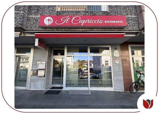 Straßenfront: aus Aluminium-Elementen