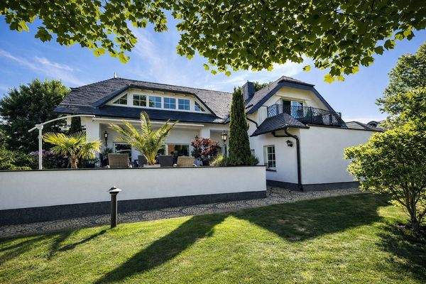 Repräsentative Villa mit parkähnlichen Garten und 