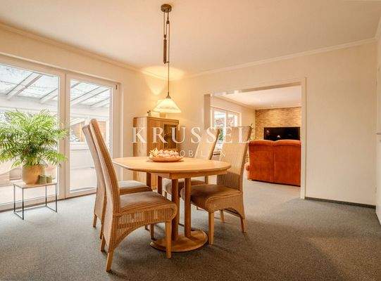 ...mit angrenzendem Essbereich...