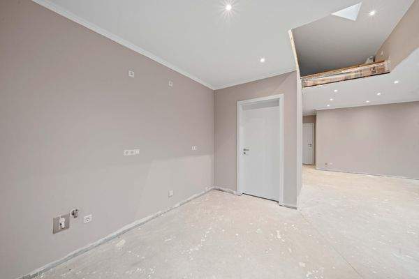 Küchenbereich mit angrenzenden Abstellraum