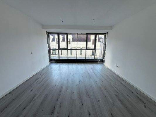 Helles Büro mit Fensterfront