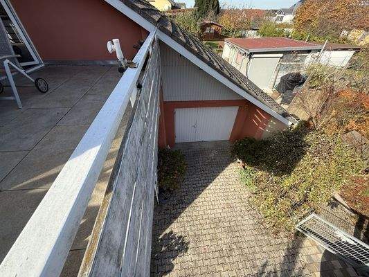 Blick vom Balkon zur Garage