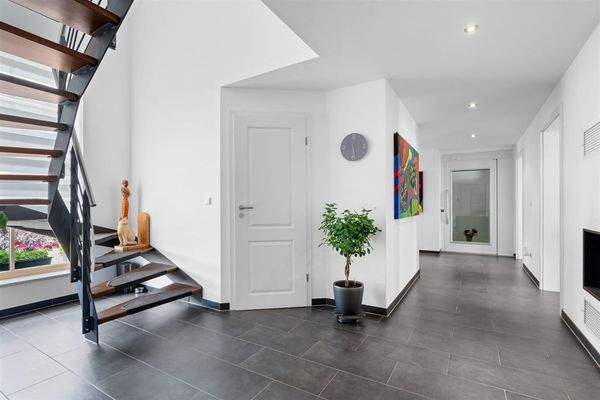 Diele und Treppe ins DG 