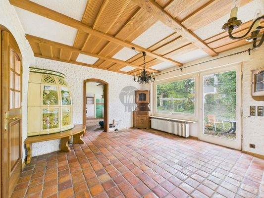 Zimmer mit Ausgang auf Grundstück