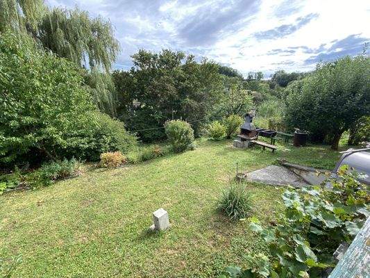 Blick von der Terrasse auf das gepflegte Grundstück