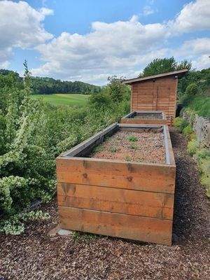 Hochbeete mit Gartenhäuschen