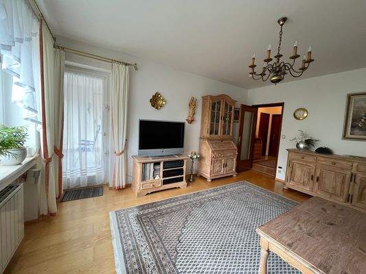 Wohnzimmer mit Zugang zum Balkon