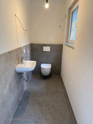 Gäste/WC mit Fenster und Waschtisch