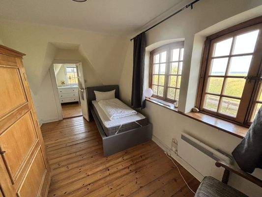 Zimmer mit Meerblick OG und Blick zur Schlafkammer