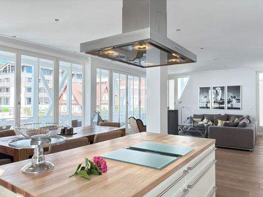 Küchenbereich mit Blick in den Wohnbereich