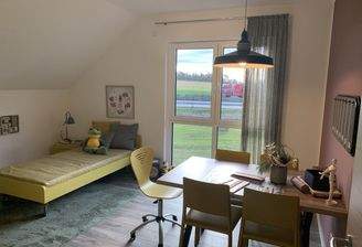 Modernes Kinderzimmer mit viel Licht