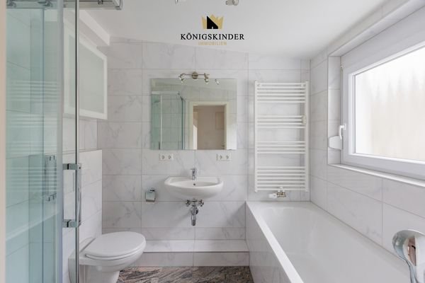 Bad mit Badewanne DG