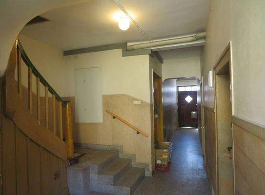 13-Hauseingang - Treppenhaus ins Obergeschoss.JPG