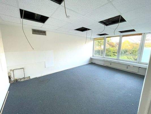 großer Raum separate Büroräume